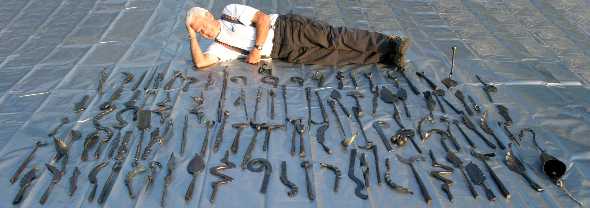 Uri Hofi with results of dems